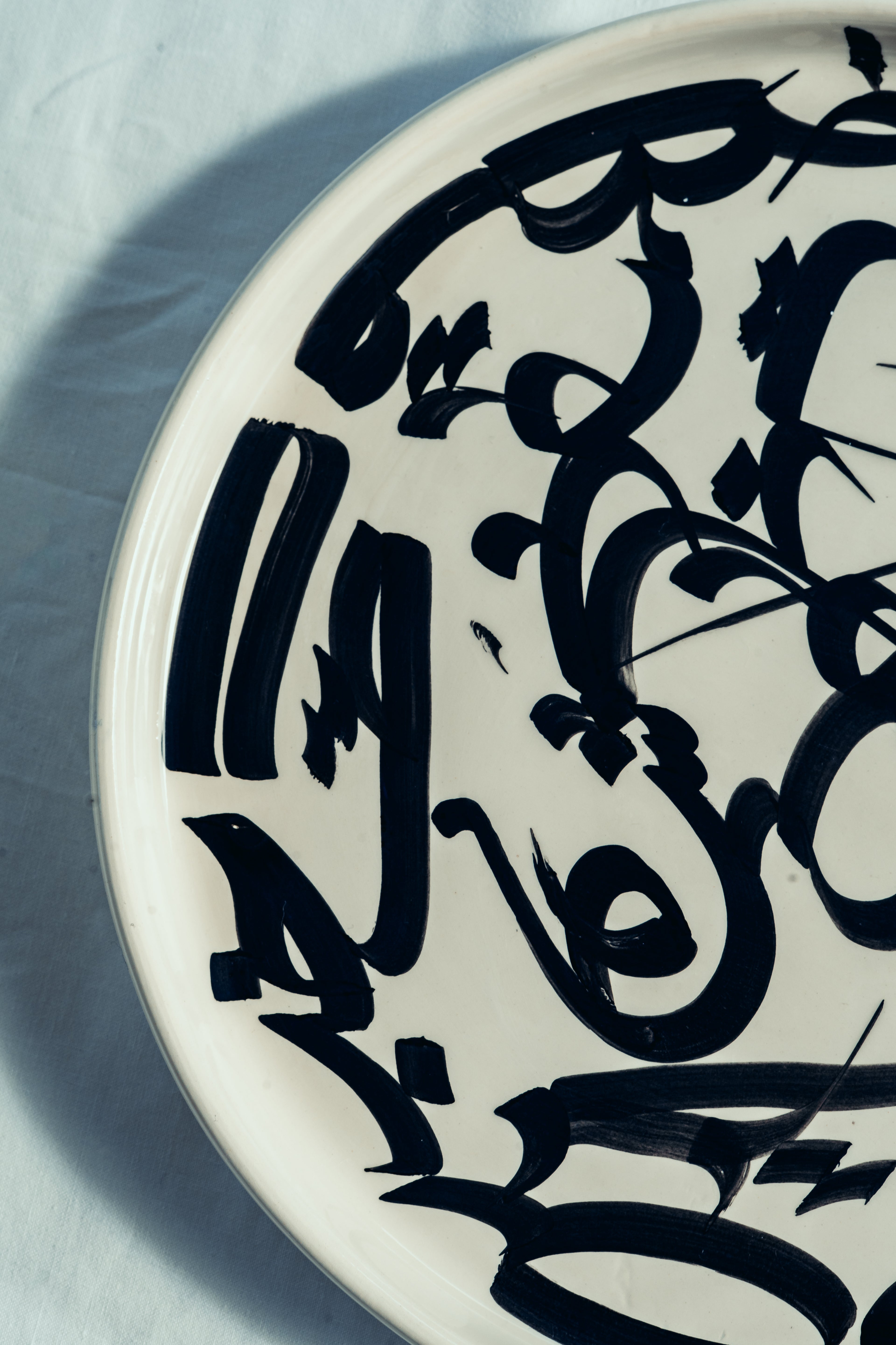 GRANDE ASSIETTE | CALLIGRAPHIE NOIRE