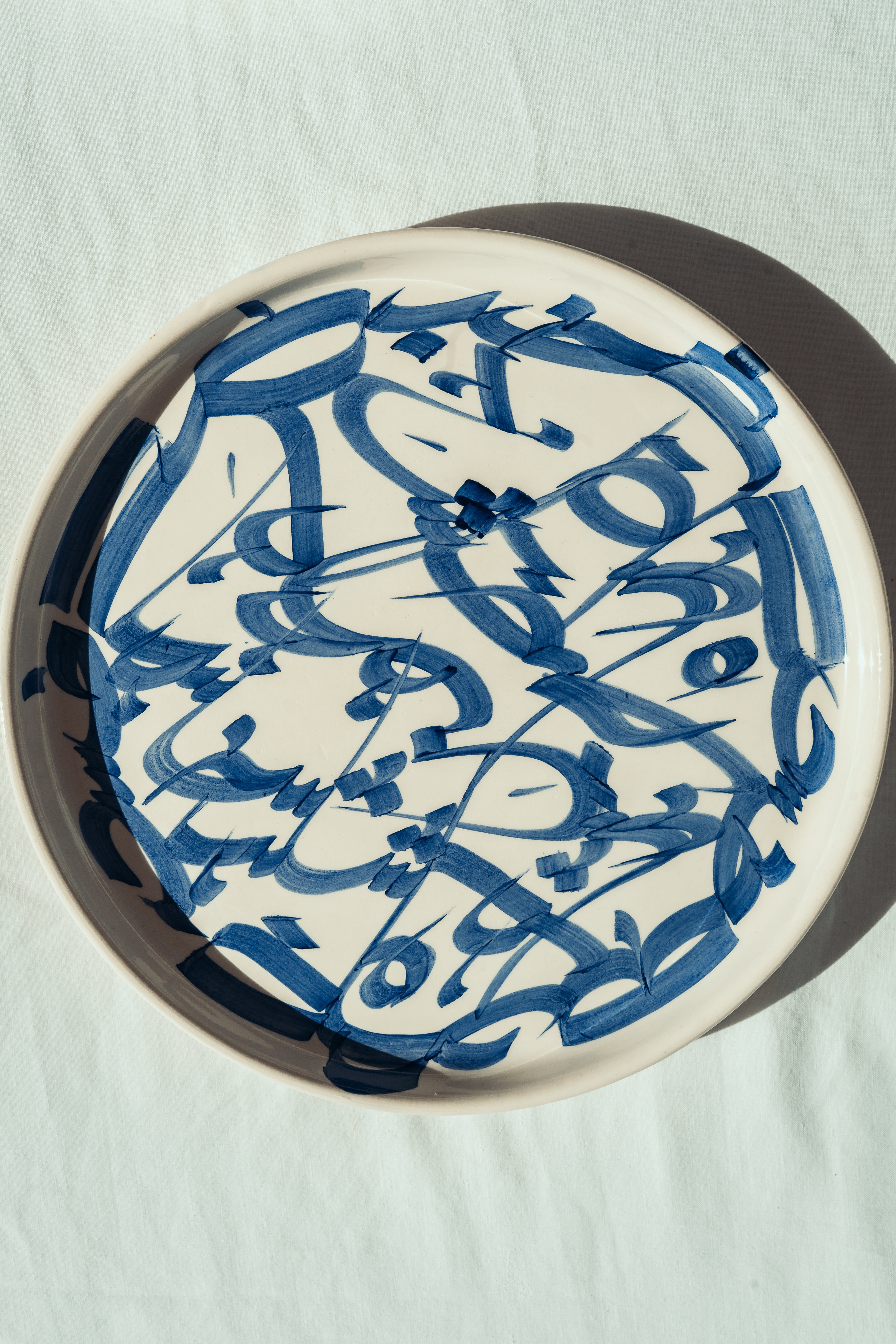 GRANDE ASSIETTE | CALLIGRAPHIE BLEUE
